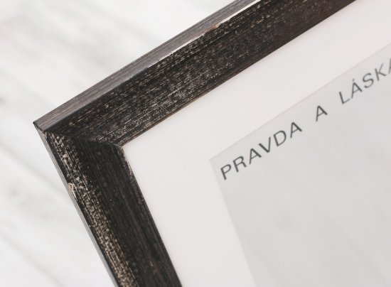 Černý dřevěný rám na fotografii prezidenta Václava Havla s výraznou patinou