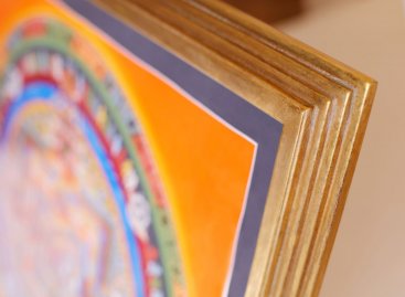 Zlatý modelový rám tvaru stupňů se dokonale hodí k luxusní Kaláčakra mandale