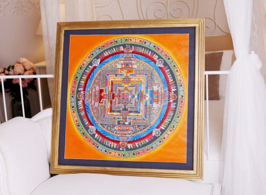 Luxusně zarámovaná oranžová Kálačakra mandala ve zlatém stupňovitém rámu