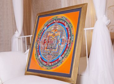 Luxusní oranžová Kálačakra mandala ve zlatém stupňovitém luxusním rámu