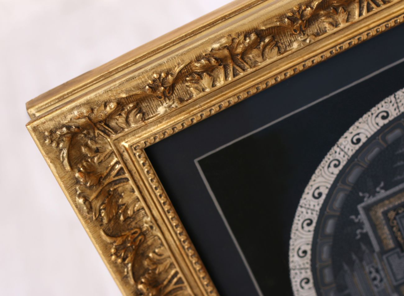 Detail zlatého luxusního rámu Aštamangala mandaly