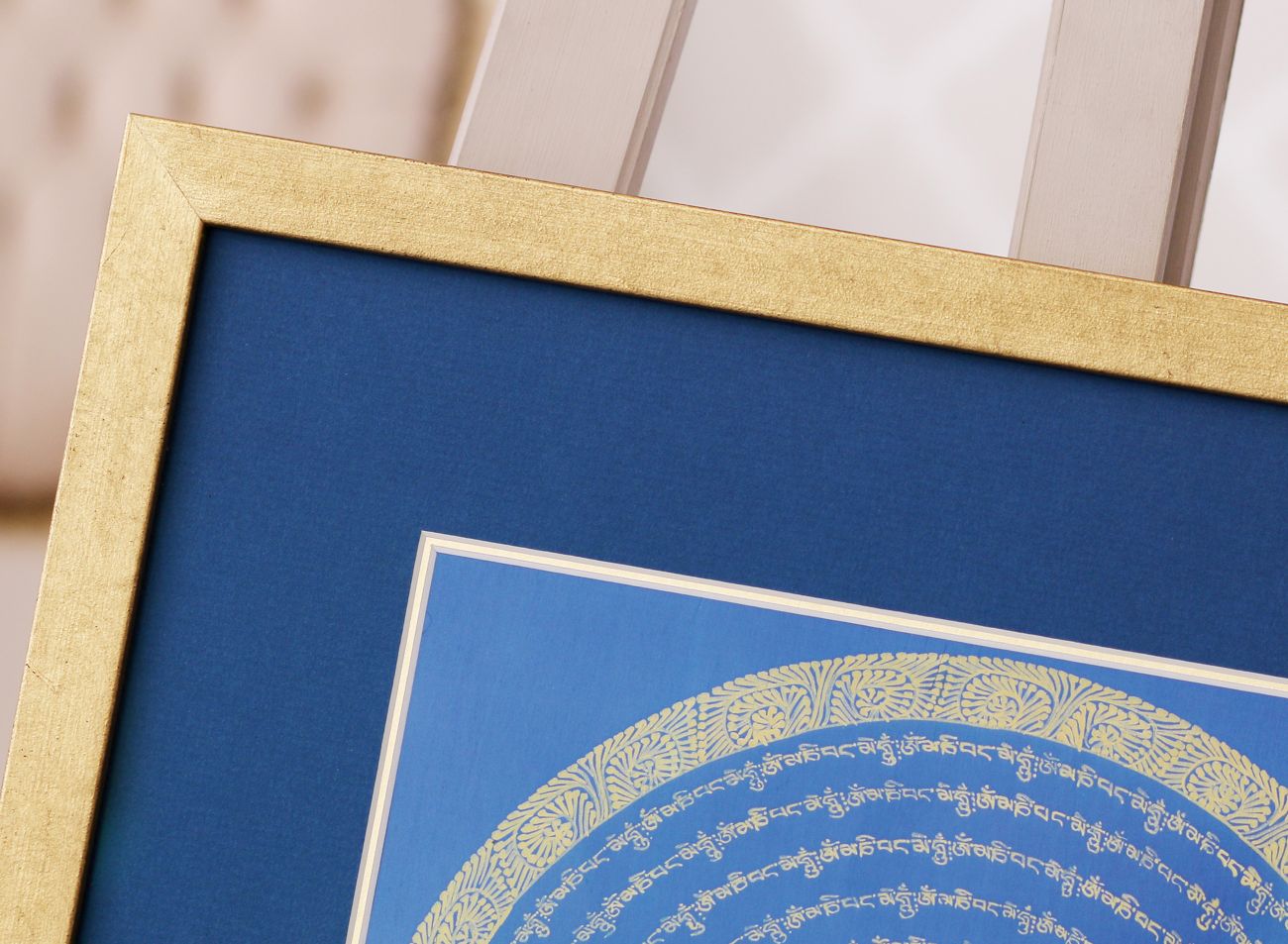 Rámování mandaly s mantrou s moderním zlatým rámem a modrou paspartou | © Frame it.cz