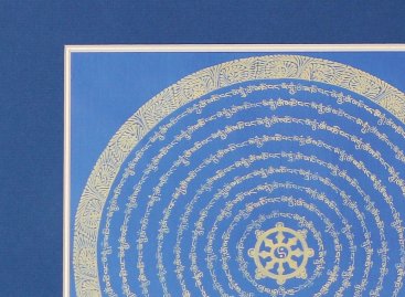 Úzká zlatá pasparta s širokou modrou paspartou k mandale dokonale ladí