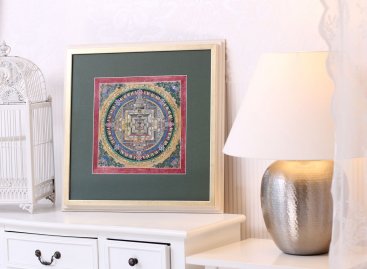 Kálačakra Mandala v bílo-zlatém stupňovitém rámu a zelené paspartě