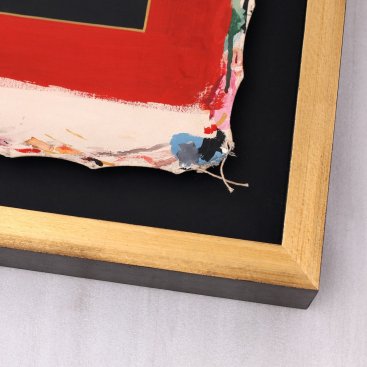 Detail luxusní Avalókitéšvara mandaly prostorově zarámovaná v hlubokém zlaceném rámu na černé paspartě