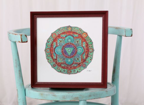 Barevná relaxační mandala v levném úzkém červeném dřevěném rámu s jemným profilem