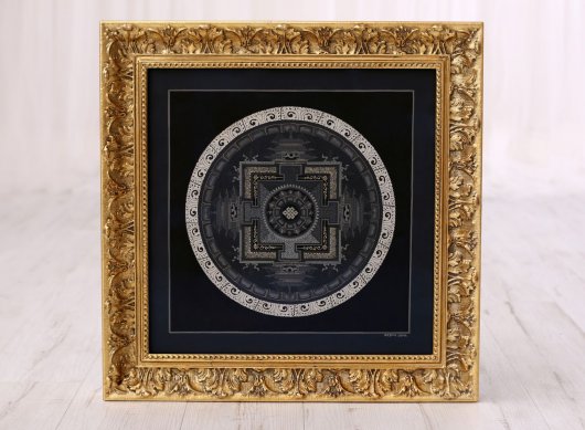 Luxusně zarámovaná Aštamangala mandala do zlatého zakázkového rámu s ornamentem akantového listu