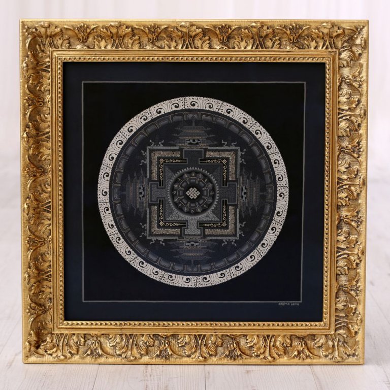 Luxusně zarámovaná Aštamangala mandala do zlatého zakázkového rámu s ornamentem akantového listu