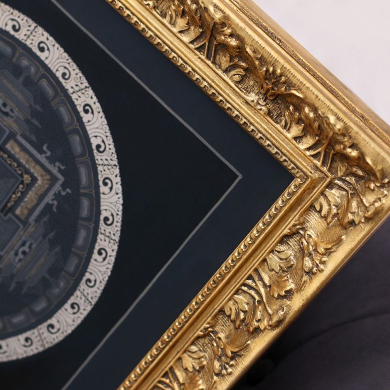 Luxusně zarámovaná Aštamangala mandala do zlatého zakázkového rámu s ornamentem a šedou paspartou