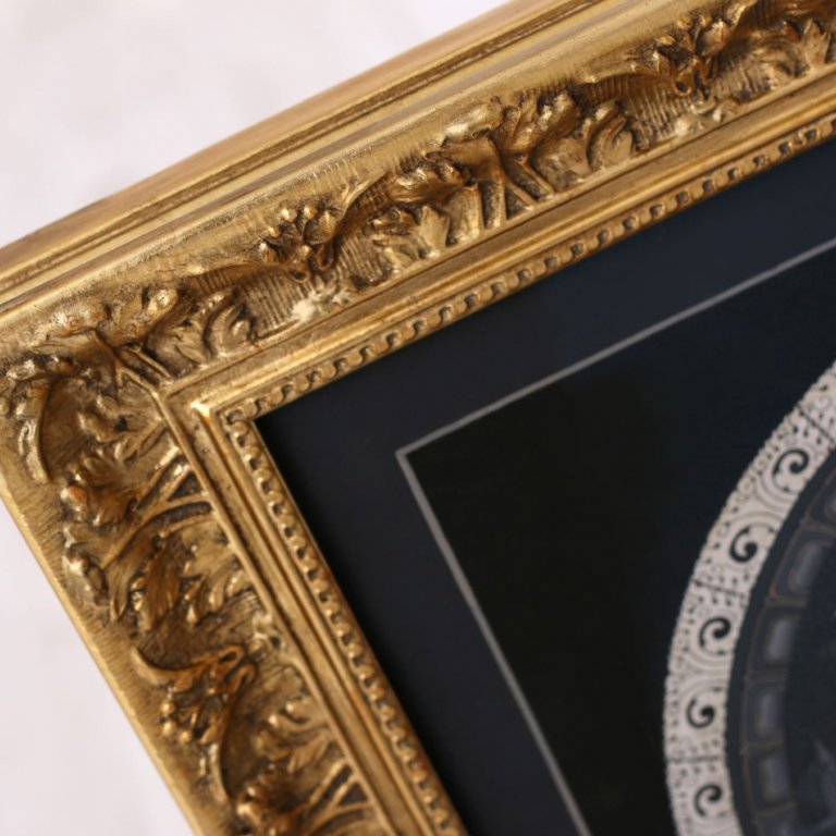 Detail zlatého luxusního rámu Aštamangala mandaly s uzavřený rohem a zlatým ornamentem