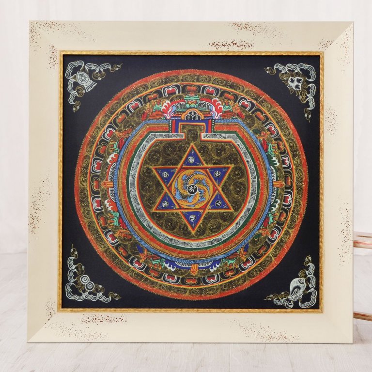 Široký bílý italský ornamentální rám se zlatým dekorem na mandalu Óm mani padmé húm