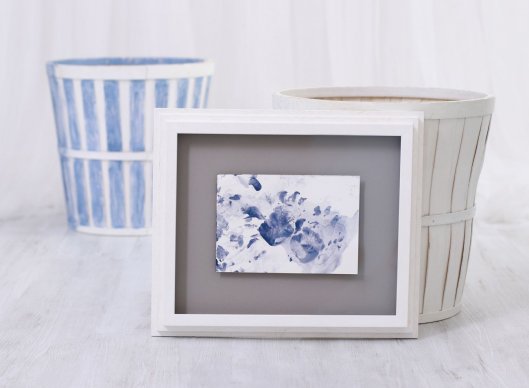 První malbička miminka otisky ručiček a nožiček na papíře v galerijním rámování