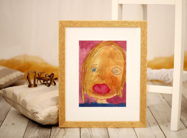 Dětská malbička portrétu zarámovaná v elegantním zlatém rámečku