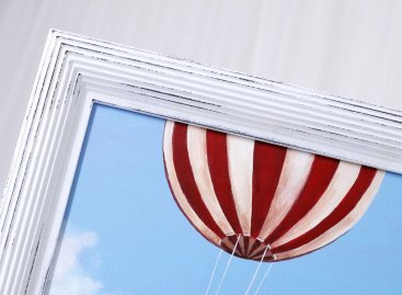 Bílý patinovaný rám na dětské iustraci knihy Wish