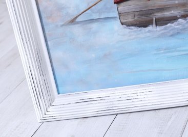 Hravý bílý rám na ilustraci dětské knihy Wish je nadčasově neutrální a při detailním pohledu evokuje vlnky moře na obrázku.
