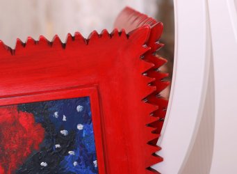 Luxusní ručně řezaný červený rám s tvarem plamenů s jemnou černou patinou a zajímavým rytým dekorem v detailním pohledu