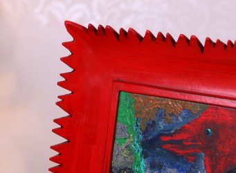 Na zakázku barvený rám s tvarem šlehajících plamenů svým odstínem hezky ladí s kohoutem v dětské malbě (detail)