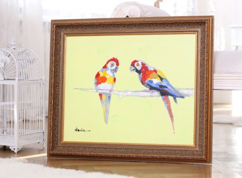 Napínání a rámování dětského plátna s papoušky do výrazného ornamentálního zlatého rámu s patinou 