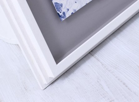 Moderní bílý rám a šedá pasparta na první malbičku miminka 