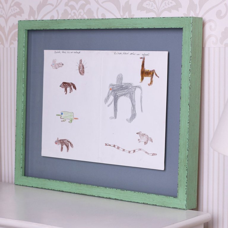 Hravé rámování dětské kresby zvířátek do světle zeleného rámu a pasparty 