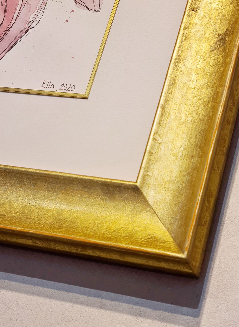 Elegantní rámování dětského obrazu na papíře se zlatým rámem a filetou | © Rámování Frame it