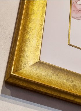 Zlatý rám s paspartou a zlatou filetou s dětským akvarelelem květiny 