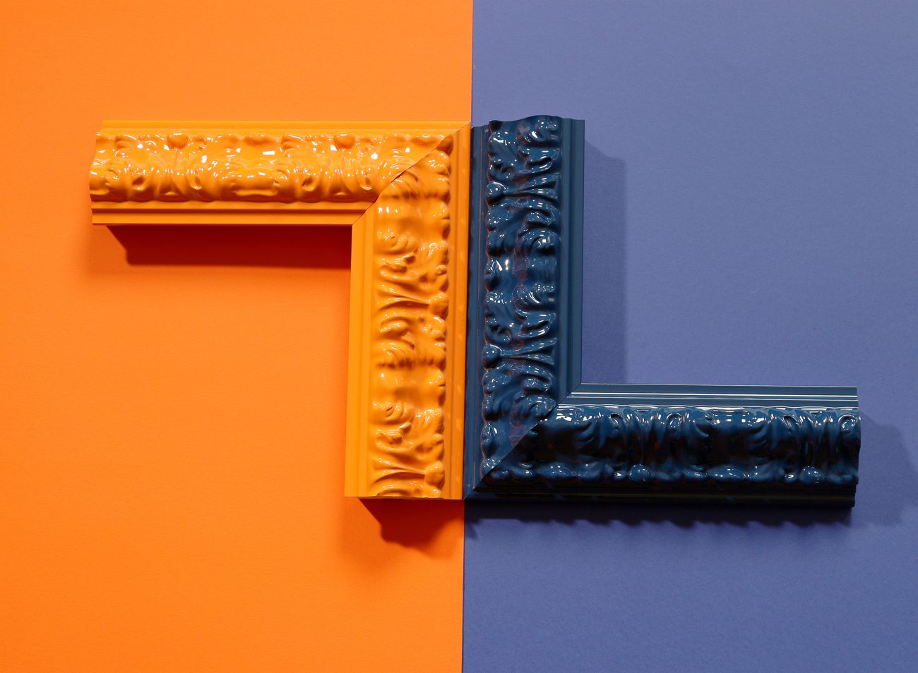 Výrazný lesklý ornamentální oranžový a modrý rám na obraz