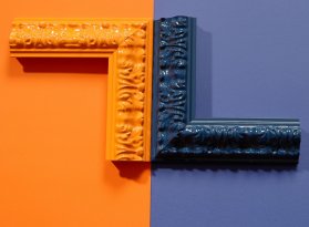 Oranžový a modrý vzorek lesklých ornamentálních rámů na barevném pozadí