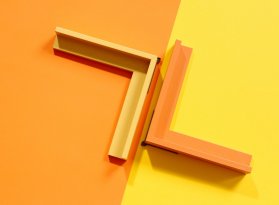 Oranžový a žlutý vzorek plovoucích float rámů na žluté a oranžové paspartě