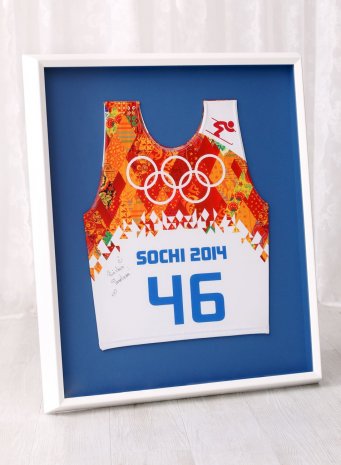 Startovní číslo Šárky Strachové Záhrobské v hlubokém modrobílém rámu