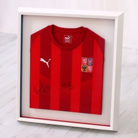 Rámování složeného dresu české fotbalové reprezentace s trikolorou v rámu