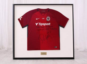 Černý prostorový 3D rám na fotbalové tričko AC Sparta Praha Davida Moberga Karlssona s podpisem a věnováním; dres je na bílém podkladě a je doplněný o gravírovanou cedulku.