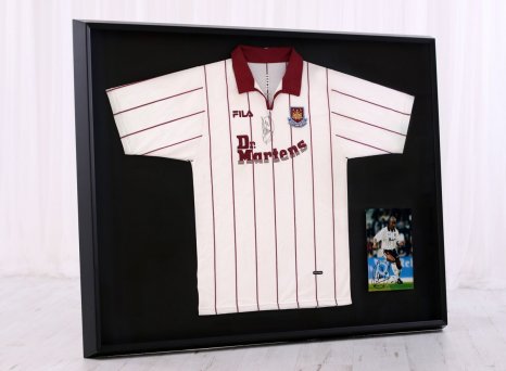 Profesionálně zarámovaný historický fotbalový dres West Ham Di Canio s podepsanou fotografií hráče.