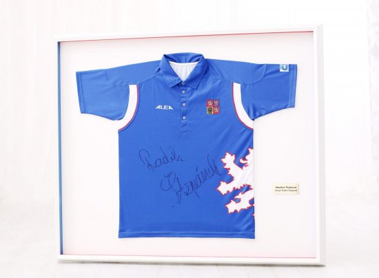 Rámování modrého tenisového trička s podpisem Radek Štěpánek s věnováním do bílého rámu a bílé pasparty