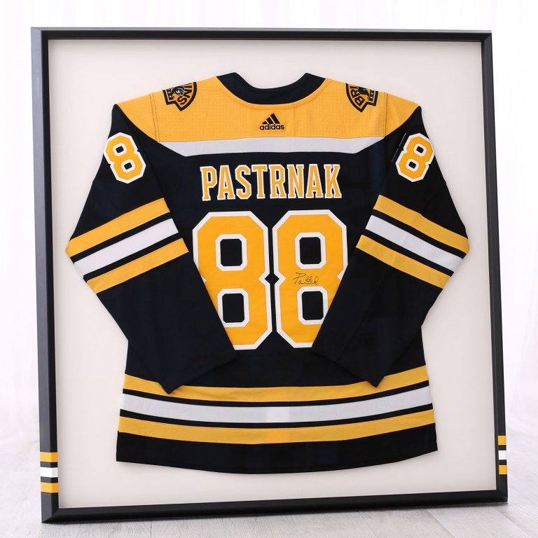 Hokejový dres Bruins Radek Pastrňák zarámovaný v moderním hlubokém černém rámu s týmovými barvami