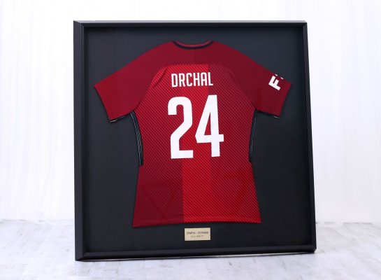 Moderní rámování fotbalového trička Sparta Praha Václav Drchal do černého rámu