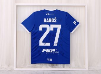 Rámování fotbalového dresu Milana Baroše mezi dvě skla - zadní strana