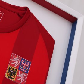 Složený dres české fotbalové reprezentace zarámovaný v prostorovém 3D rámu s českou trikolorou