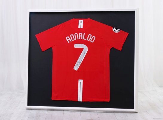 Prostorové rámování dresu Ronaldo Manchester United do bílého rámu se stříbrem