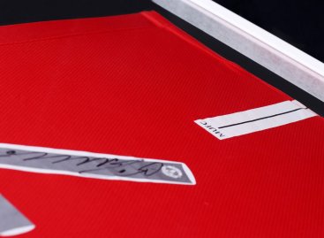 Dres Ronaldo Manchester United bareveně ladí se stříbrným bokem rámu