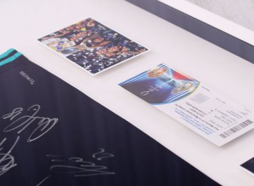 Dres Real Madrid Marcello zarámovaný se vstupenkou a fotografiemi