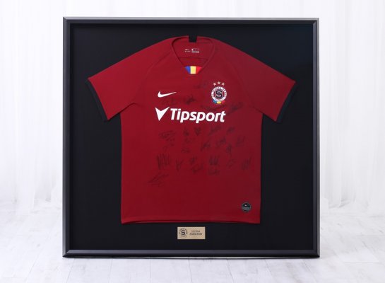 Moderní rámování fotbalového dresu AC Sparta Praha s podpisy celého A týmu sezóny  2020/2021 v jednoduchém černém rámu.