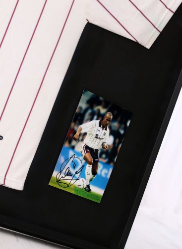 Signovaná fotografie Paolo Di Canio zarámovaná vedle jeho historického dresu West Ham.