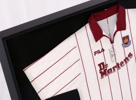 Bílo červený dres West Ham Paolo Di Canio s límečkem na černém podkladě v hlubokém černém rámu. 