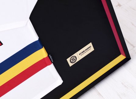 Rámování dresu Klubu legend HC Sparta Praha je opatřeno informační cedulkou  