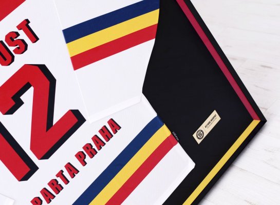 Trikolora HC Sparta Praha ladí s barvami na dresu Karla Masopusta