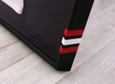 Speciální barevné pruhy na černém rámu na dres Dominika Haška Detroit Red Wings