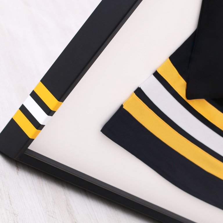 Detail rámování hokejového dresu Radek Pastrňák do černého rámu s týmovými barvami