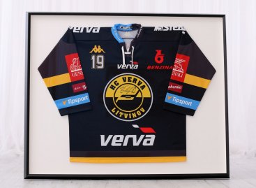 Rámování hokejového dresu HC Verva Litvínov s černým rámem a bílou paspartou s 3D efektem
