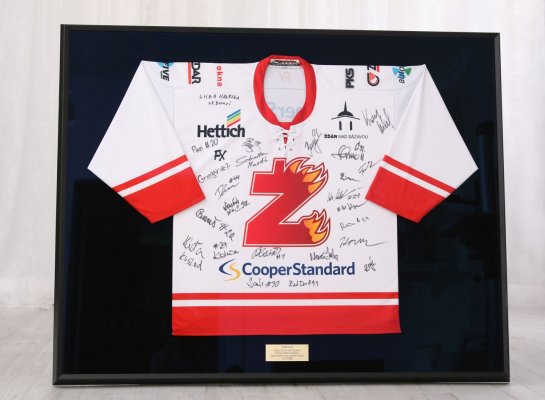 Rámování hokejového dresu SKLH Žďár nad Sázavou s černým rámem, černou paspartou a cedulkou s poděkováním